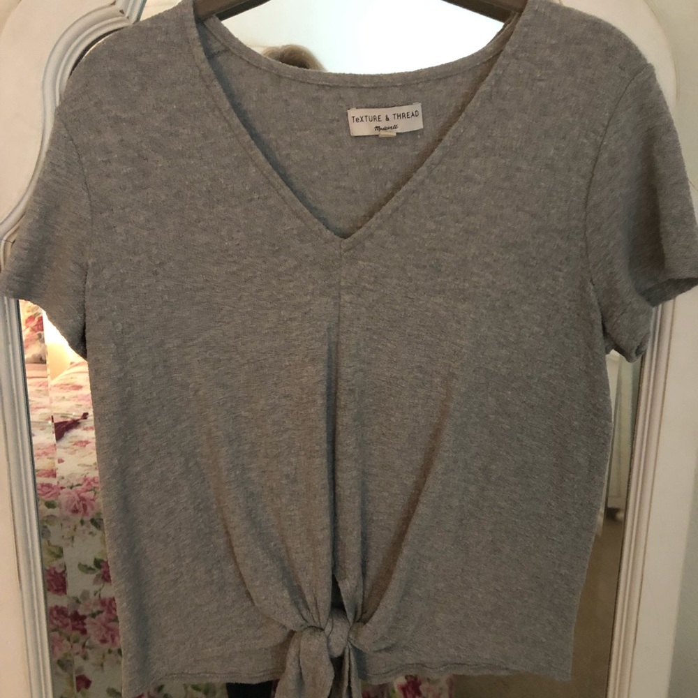 Super cute front tied v-neck tee💗